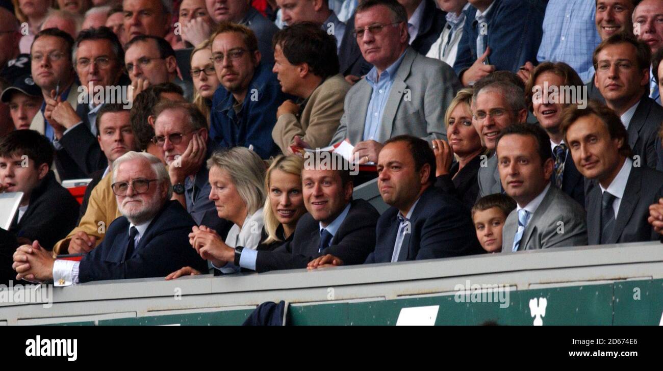 Le propriétaire de Chelsea Roman Abramovich (au centre) avec la femme Irina et d'autres Membres de son entourage plus Ken Bates (à gauche) Banque D'Images