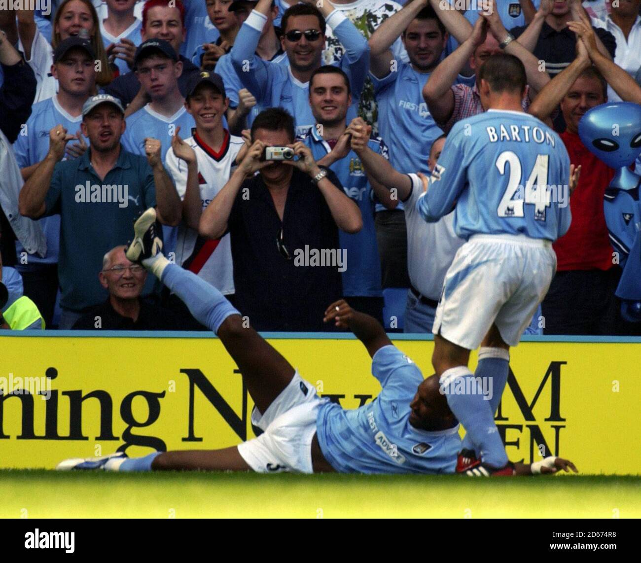 Nicolas Anelka, de Manchester City, célèbre la première de ses buts chapeau-tour de buts de la zone de pénalité Banque D'Images