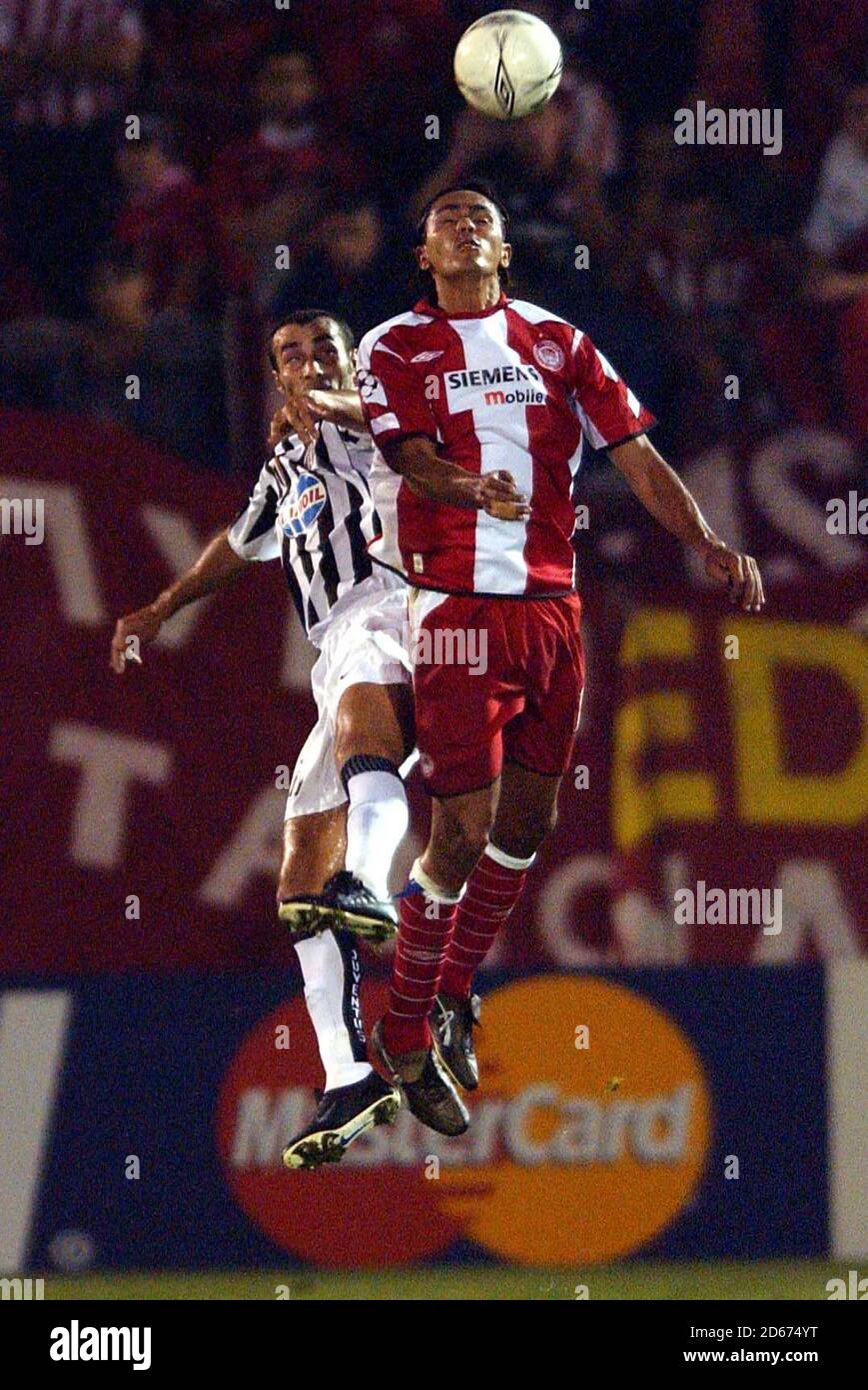 Giovanni d'Olympiakos pour la possession de la balle avec Juventus Paolo Montero Banque D'Images