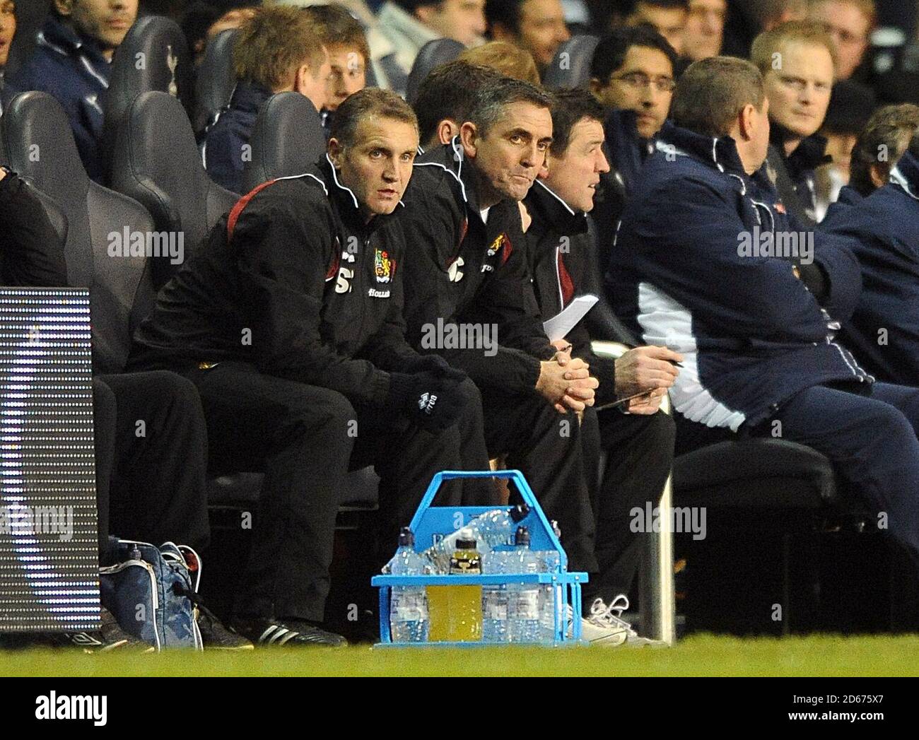 Owen Coyle, directeur de Burnley (au centre), sur la ligne de contact pendant le match. Banque D'Images