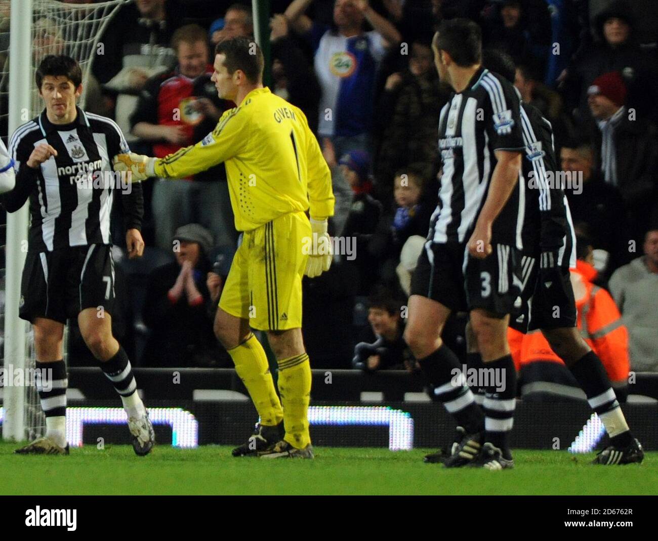 Le Shay donné de Newcastle United (c) garde Joey Barton (l) loin De Luis Enrique (r) Banque D'Images