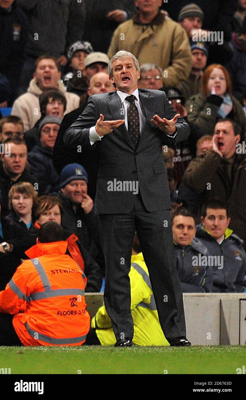 Mark Hughes, directeur de Manchester City, se charge des gestes sur la ligne de contact Banque D'Images