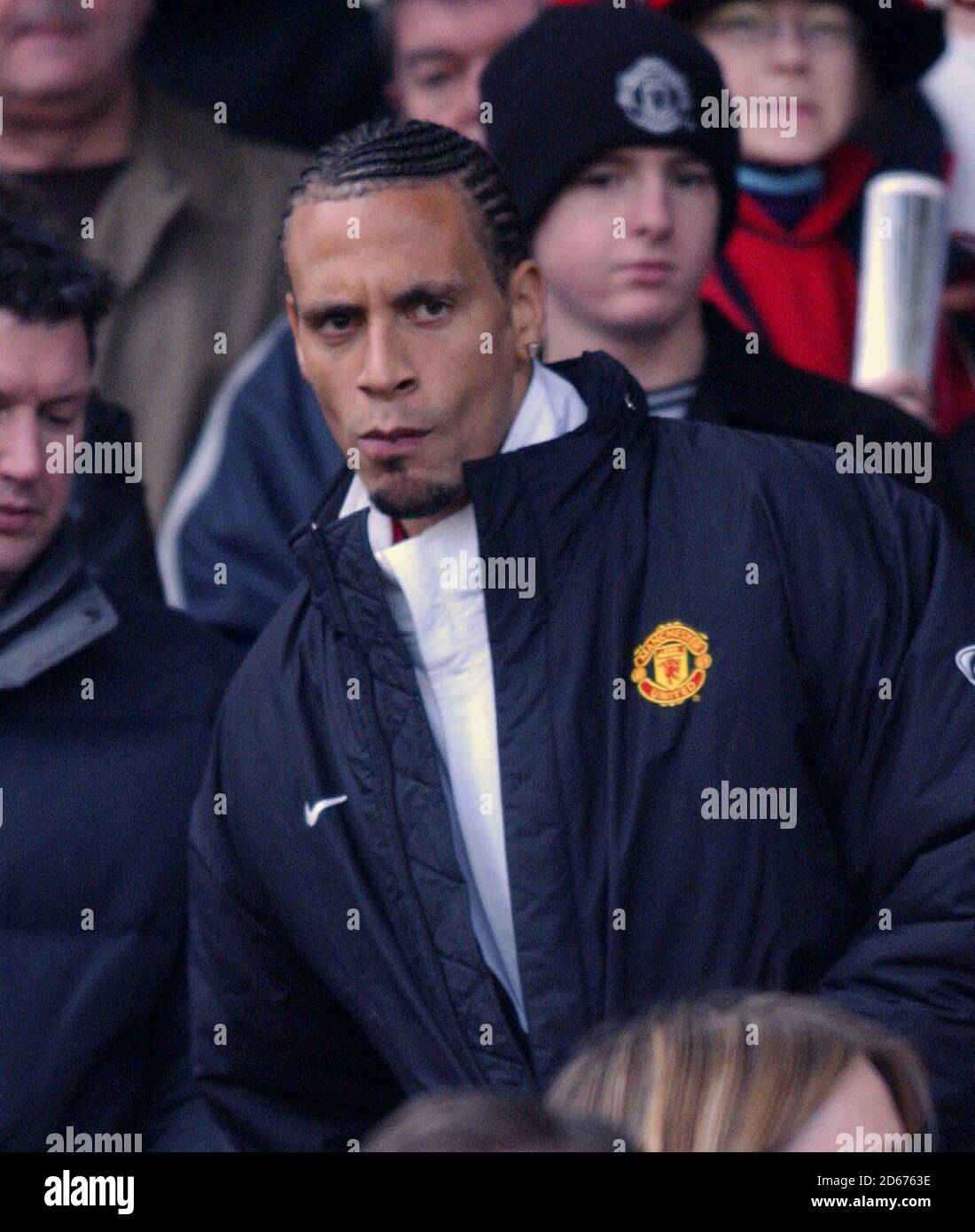Le Rio Ferdinand de Manchester United regarde le jeu depuis le stand Banque D'Images