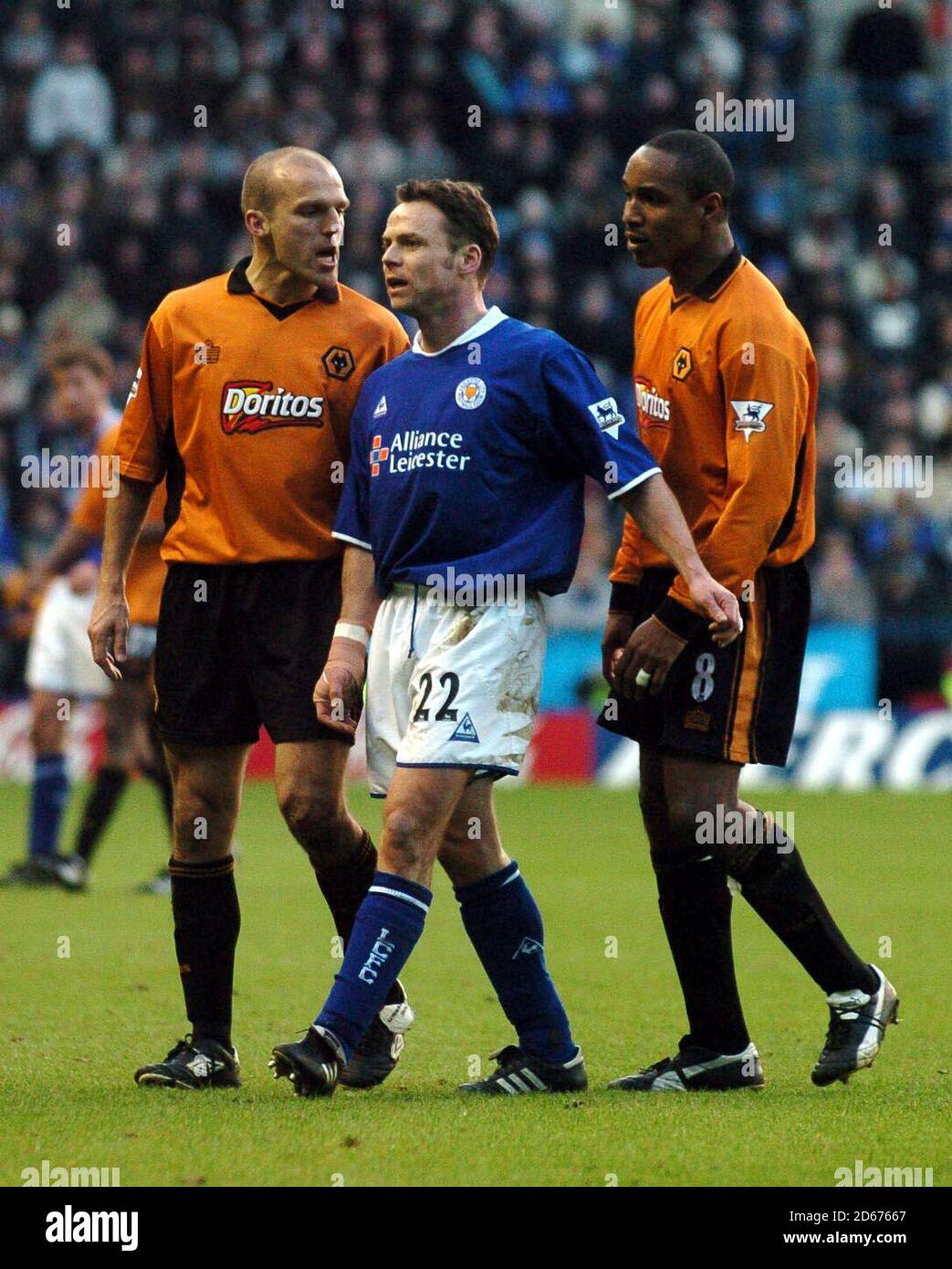 Avec Paul Ince (r) et Alex Rae (l) de Wolverhampton Wanderers Ayez des mots avec Paul Dickov de Leicester City Banque D'Images