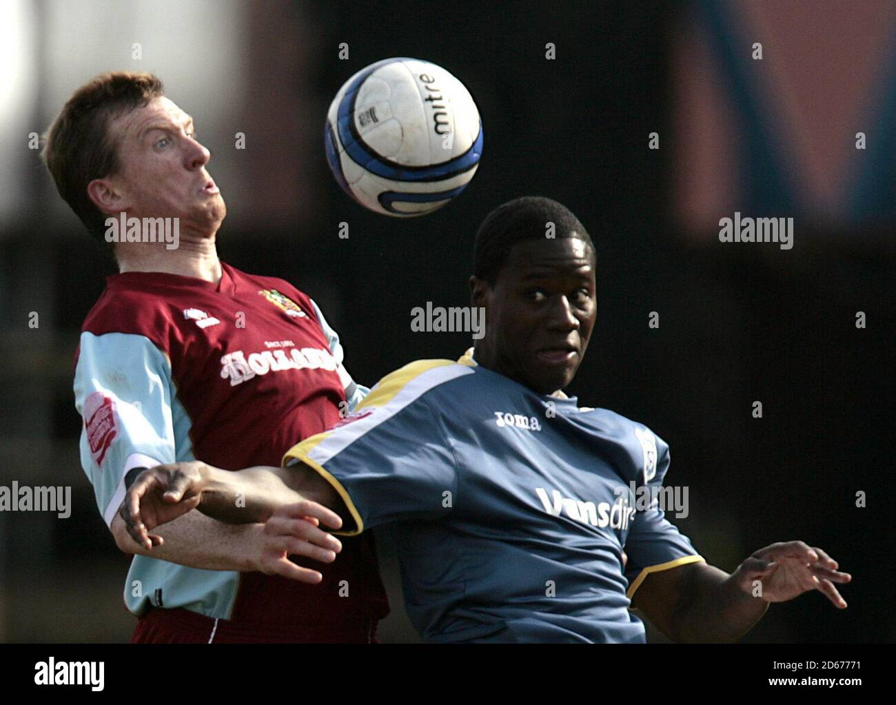 Eddie Johnson de Cardiff et Steven Caldwell de Burnley se disputent la compétition bille Banque D'Images