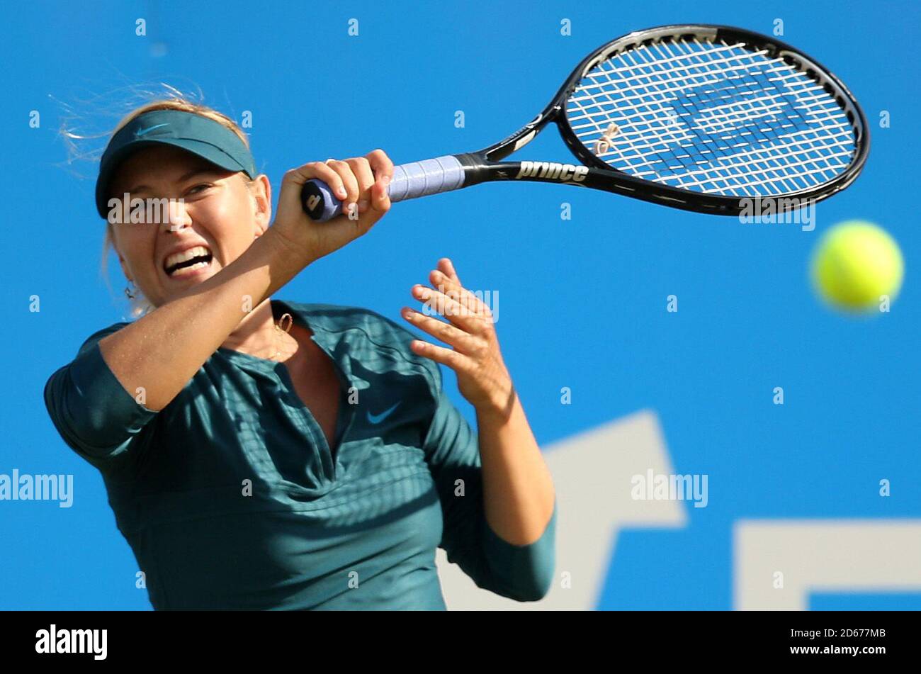 Maria Sharapova, de Russie, en action sur le chemin de la batte La Francesca Schiavone en Italie lors de leur troisième match Banque D'Images