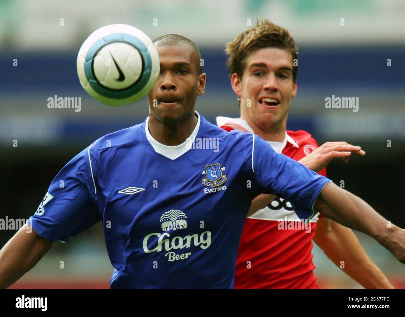 Marcus Bent d'Everton et Chris Riggott de Middlesbrough Banque D'Images