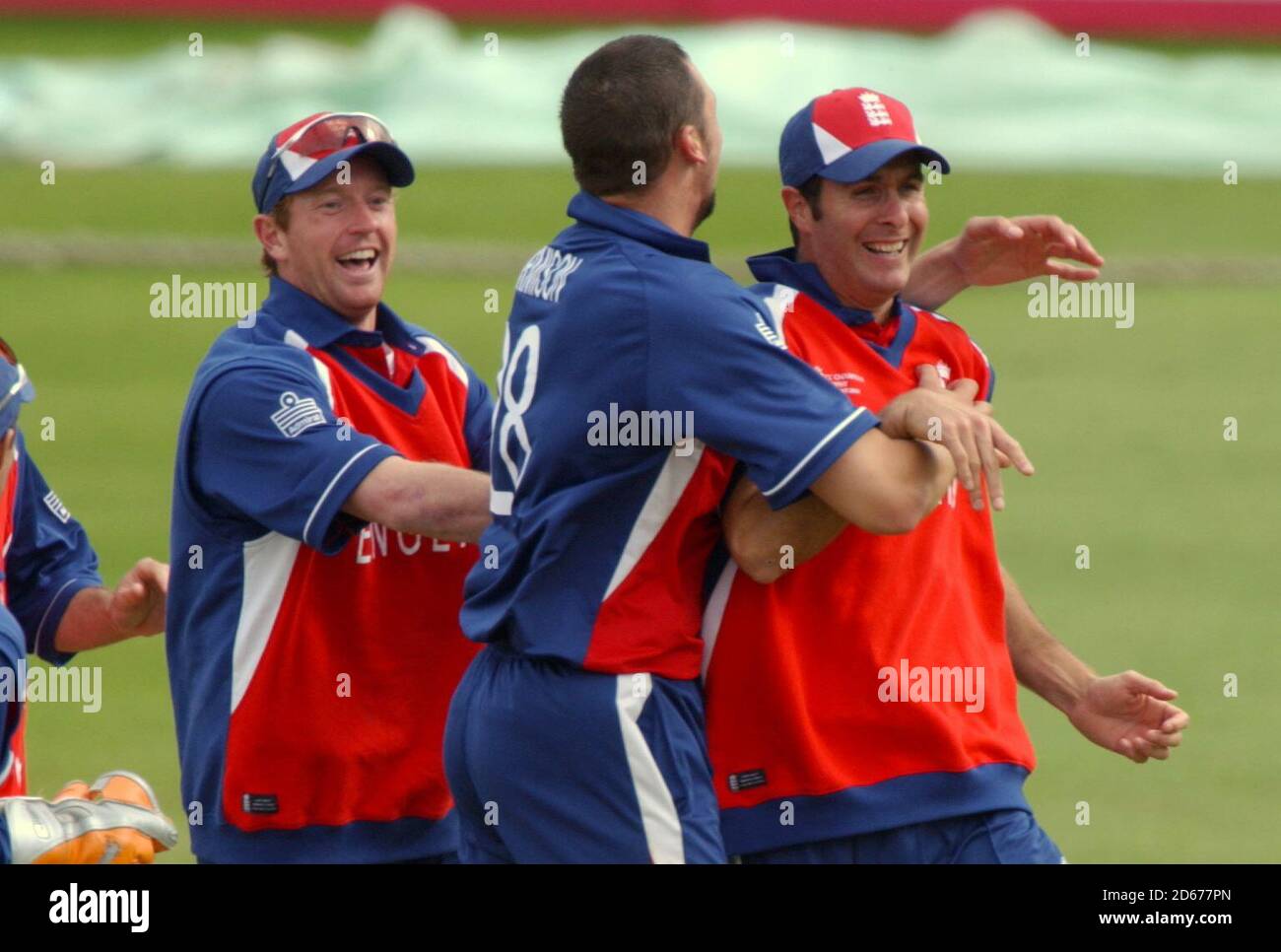 l-r; Paul Collingwood, en Angleterre, Steve Harmison et Michael Vaughan célèbrent le cricket d'Andrew Symonds, en Australie Banque D'Images