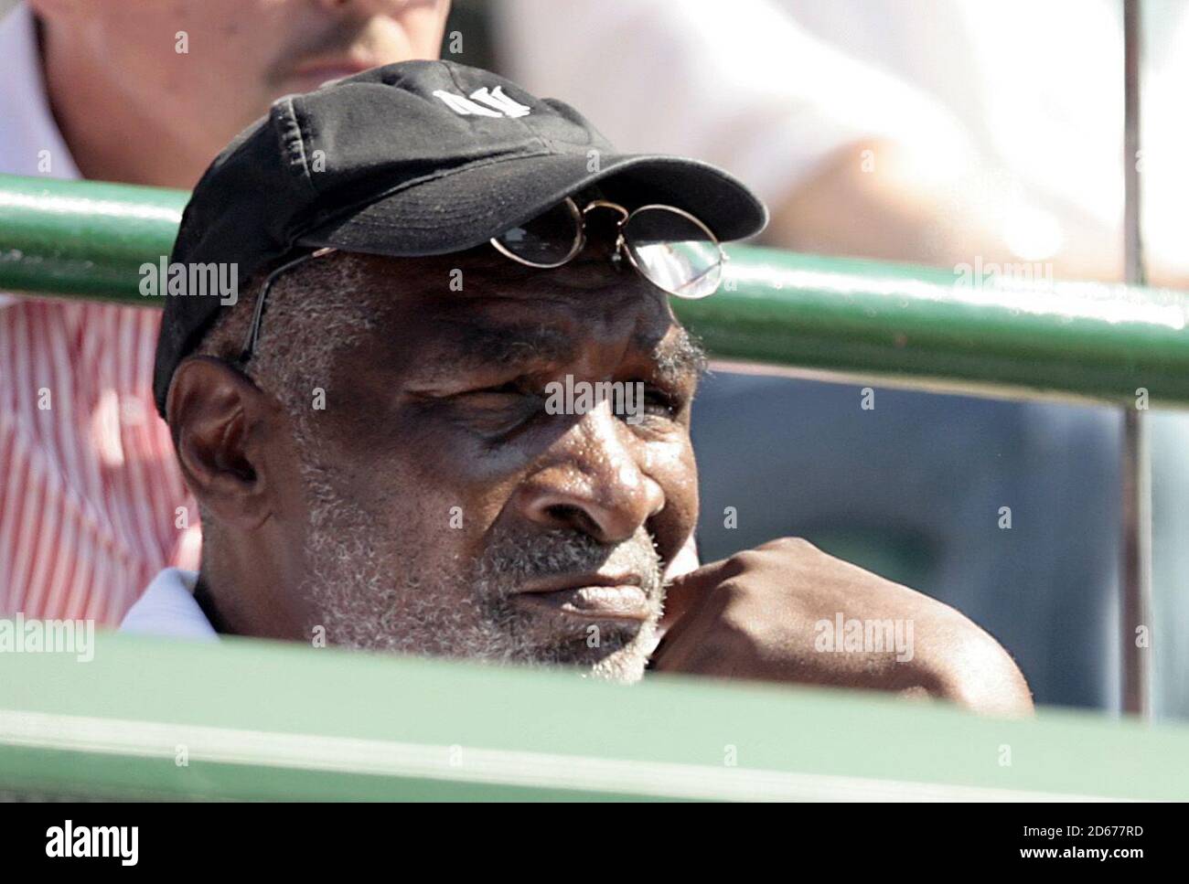 Richard, le père de Serena Williams, regarde son match contre Jarmila en Autriche Groth Banque D'Images