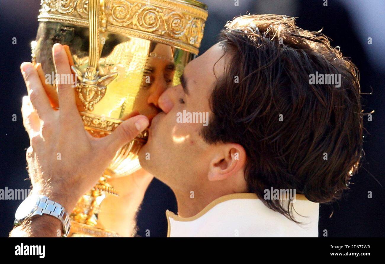 Roger Federer de Suisse reçoit le trophée après avoir battu Andy des États-Unis Roddick pour gagner la finale des célibataires de Gentlemen Banque D'Images