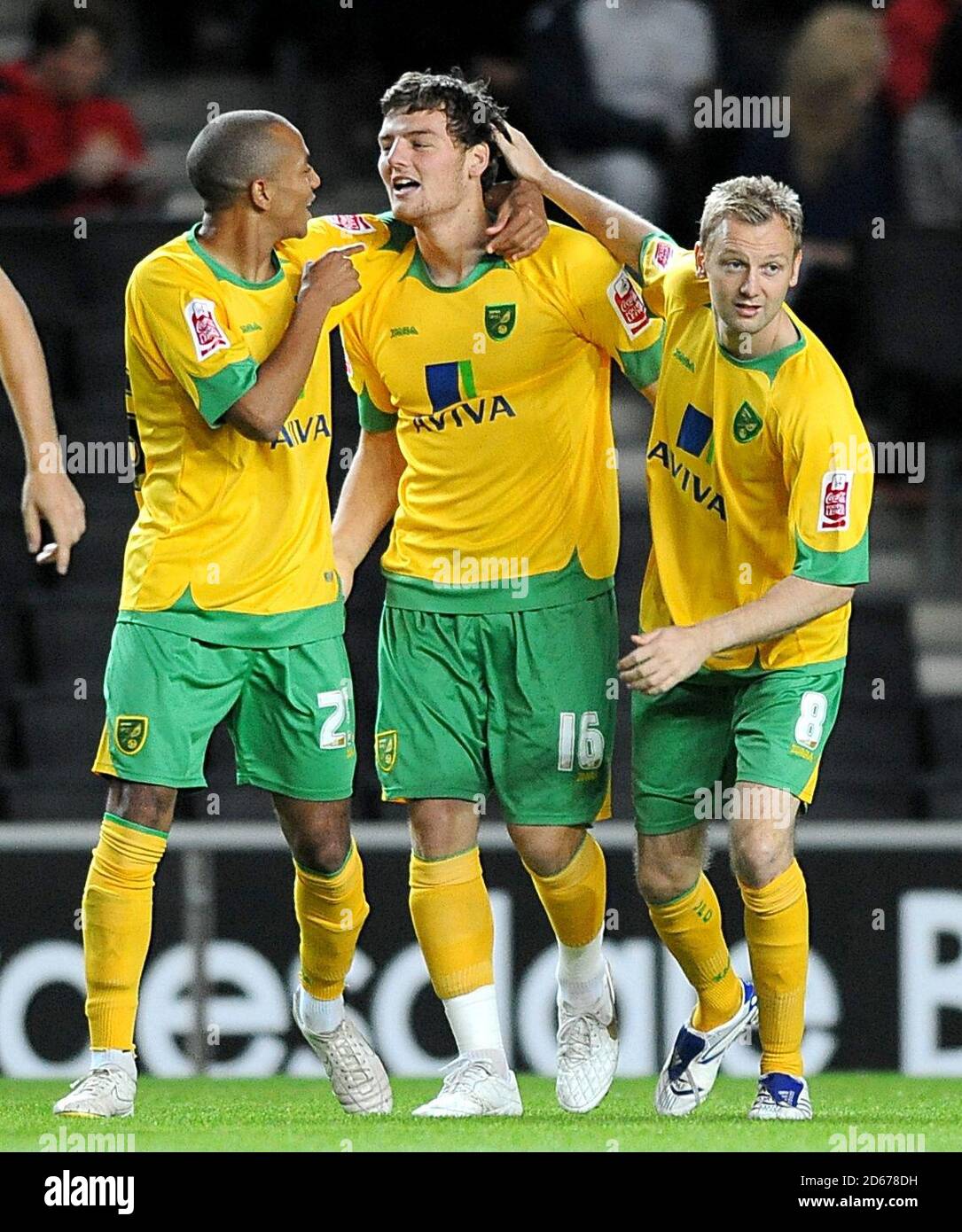 Chris Martin (au centre) de Norwich célèbre l'objectif d'ouverture de le jeu à la première minute avec ses coéquipiers Banque D'Images