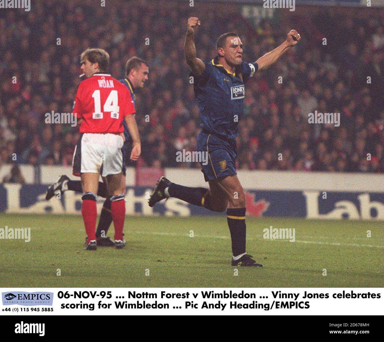 6-NOV-95 ... Nottingham Forest v Wimbledon ... Vinnie Jones célèbre le score de Wimbledon contre la forêt de Nottingham Banque D'Images