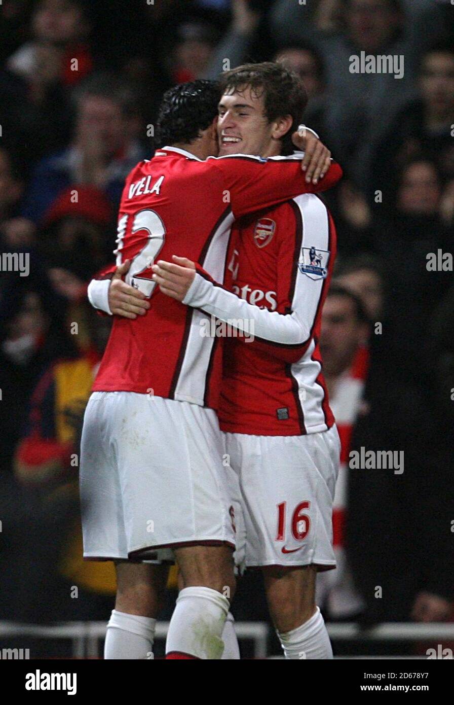 Aaron Ramsey d'Arsenal (à droite) est félicité par le coéquipier Carlos Alberto Vela après qu'il a mis leurs côtés deuxième but de le jeu Banque D'Images