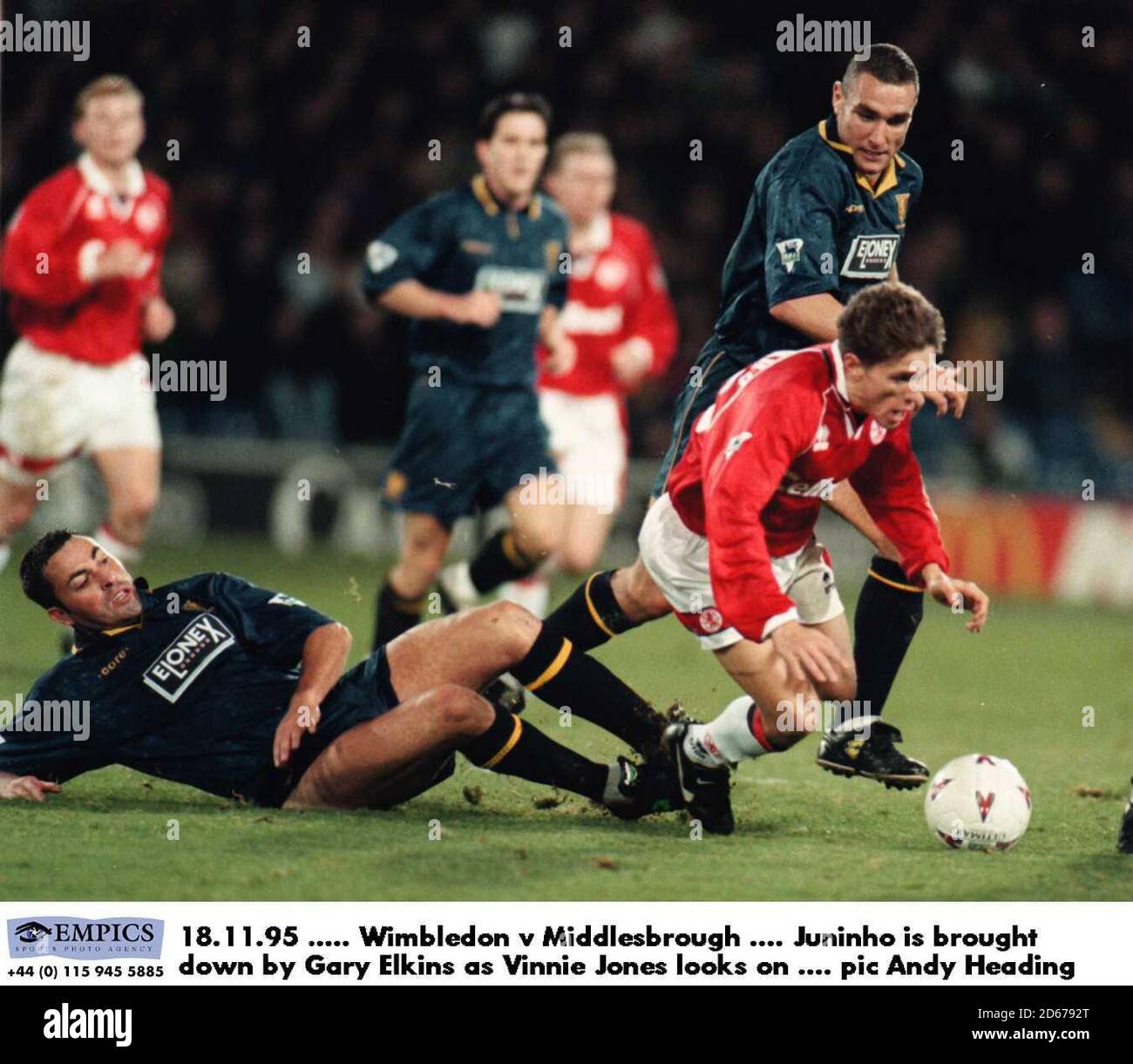 18.11.95... Wimbledon c. Middlesbrough .... Juninho est défait par Gary Elkins comme Vinnie Jones regarde sur Banque D'Images
