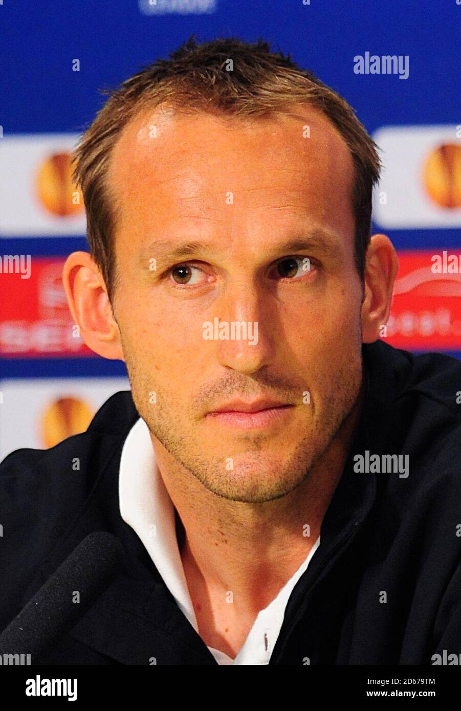 Le gardien de but de Fulham Mark Schwarzer lors d'une conférence de presse au Stade HSH Nordbank Banque D'Images