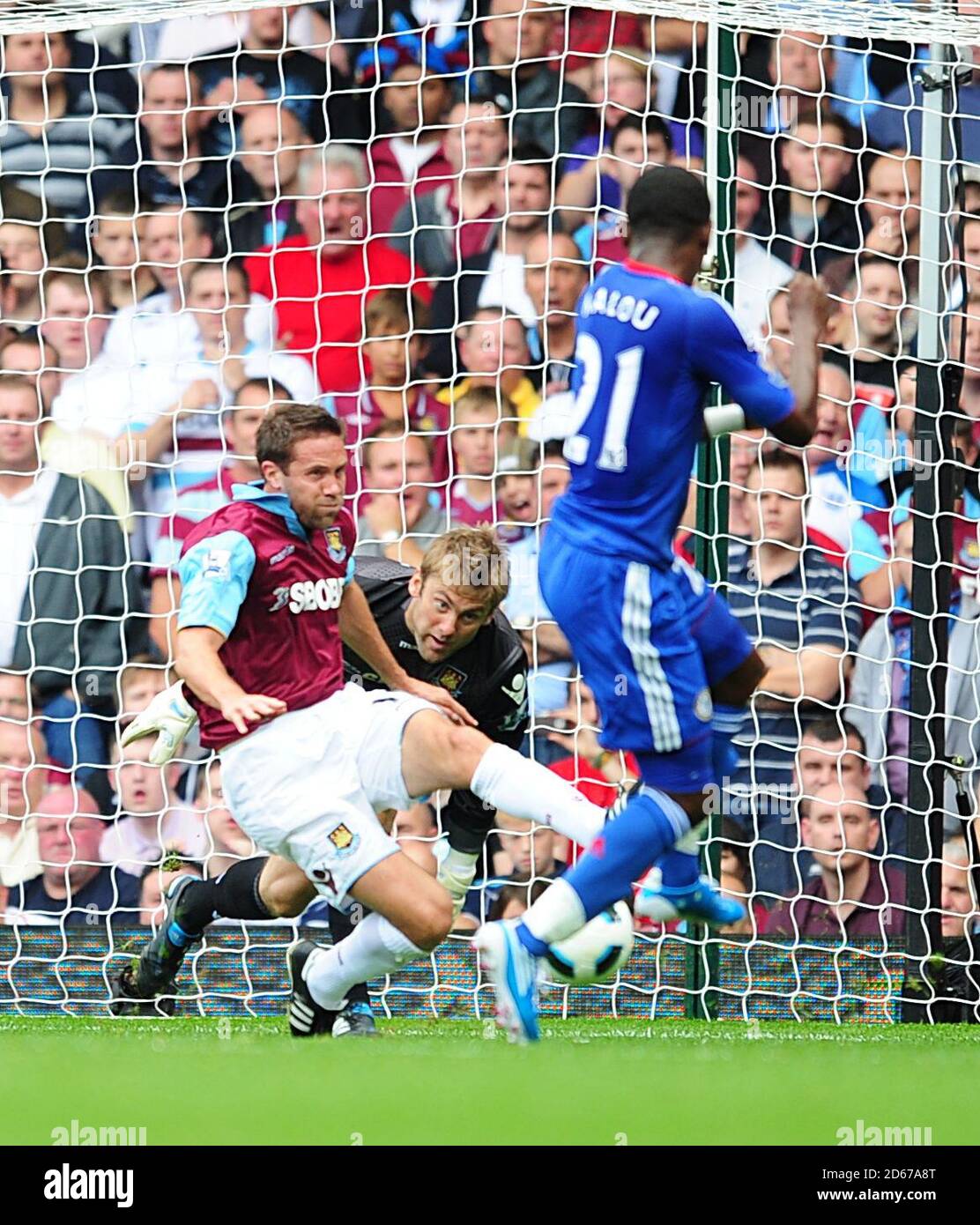 Salomon Kalou, de Chelsea, suit le fumble de West Ham Robert Green, gardien de but unifié, a réussi à marquer le deuxième but de son côté Banque D'Images