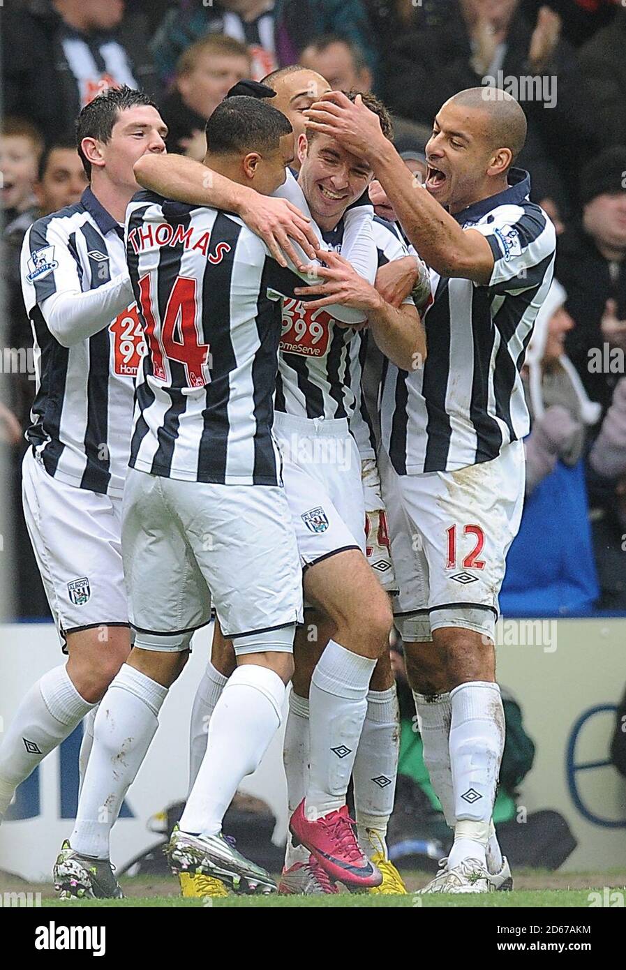 James Morrison (au centre) de West Bromwich Albion célèbre avec ses coéquipiers après avoir obtenu la note de leur premier objectif Banque D'Images