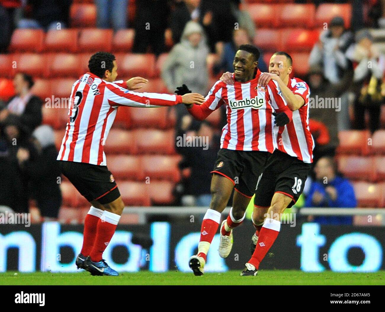 Danny Welbeck (au centre) de Sunderland célèbre le premier but de son camp Du jeu avec les coéquipiers Kieran Richardson (à gauche) et David Meyler (droite) Banque D'Images