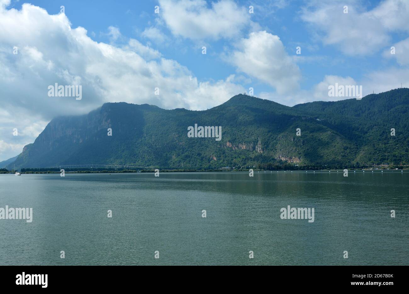 Paisible lac et montagne sous des nuages blancs Banque D'Images