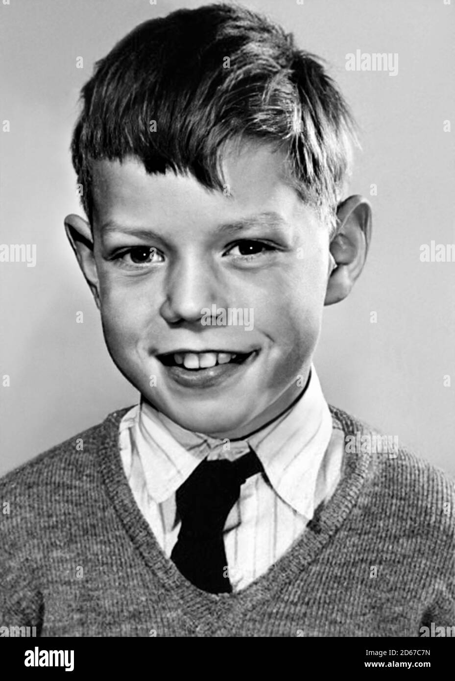 1956 , Dartford , GRANDE-BRETAGNE : le célèbre chanteur et compositeur  britannique Rock Star Sir MICK JAGGER ( né en 1943 ), de ROLLING STONES ,  alors qu'était un jeune garçon âgé