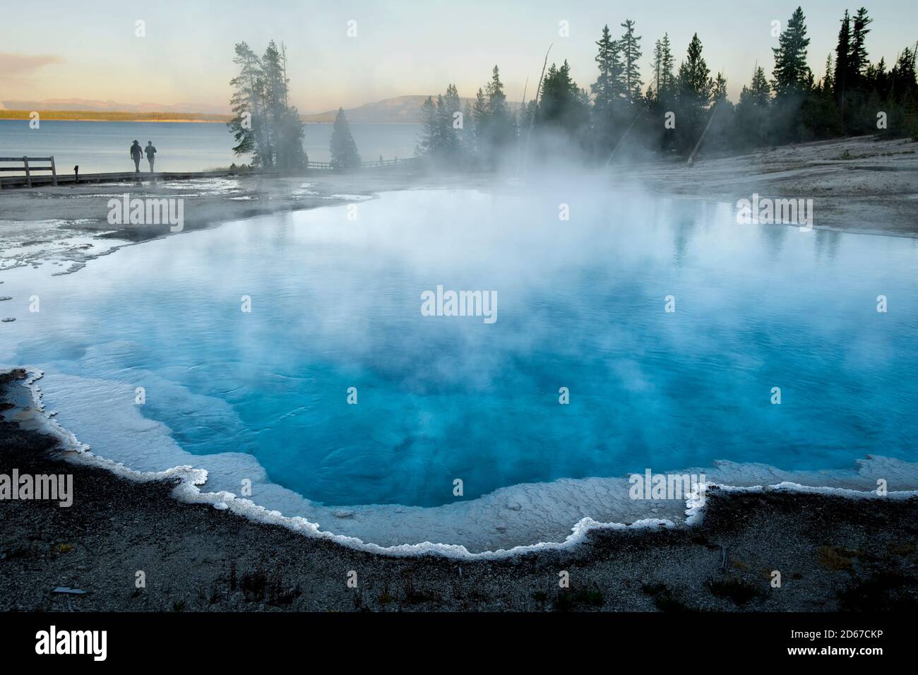 Black Pool à West Thumb Geyser Basin, Parc National de Yellowstone, Wyoming, USA Banque D'Images