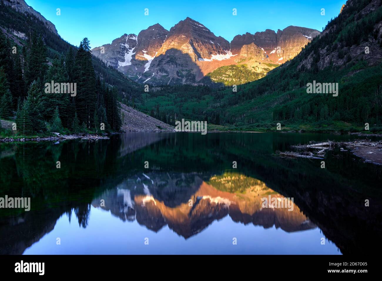 Maroon Bells et Maroon Lake à Dawn, Aspen, Colorado, États-Unis Banque D'Images