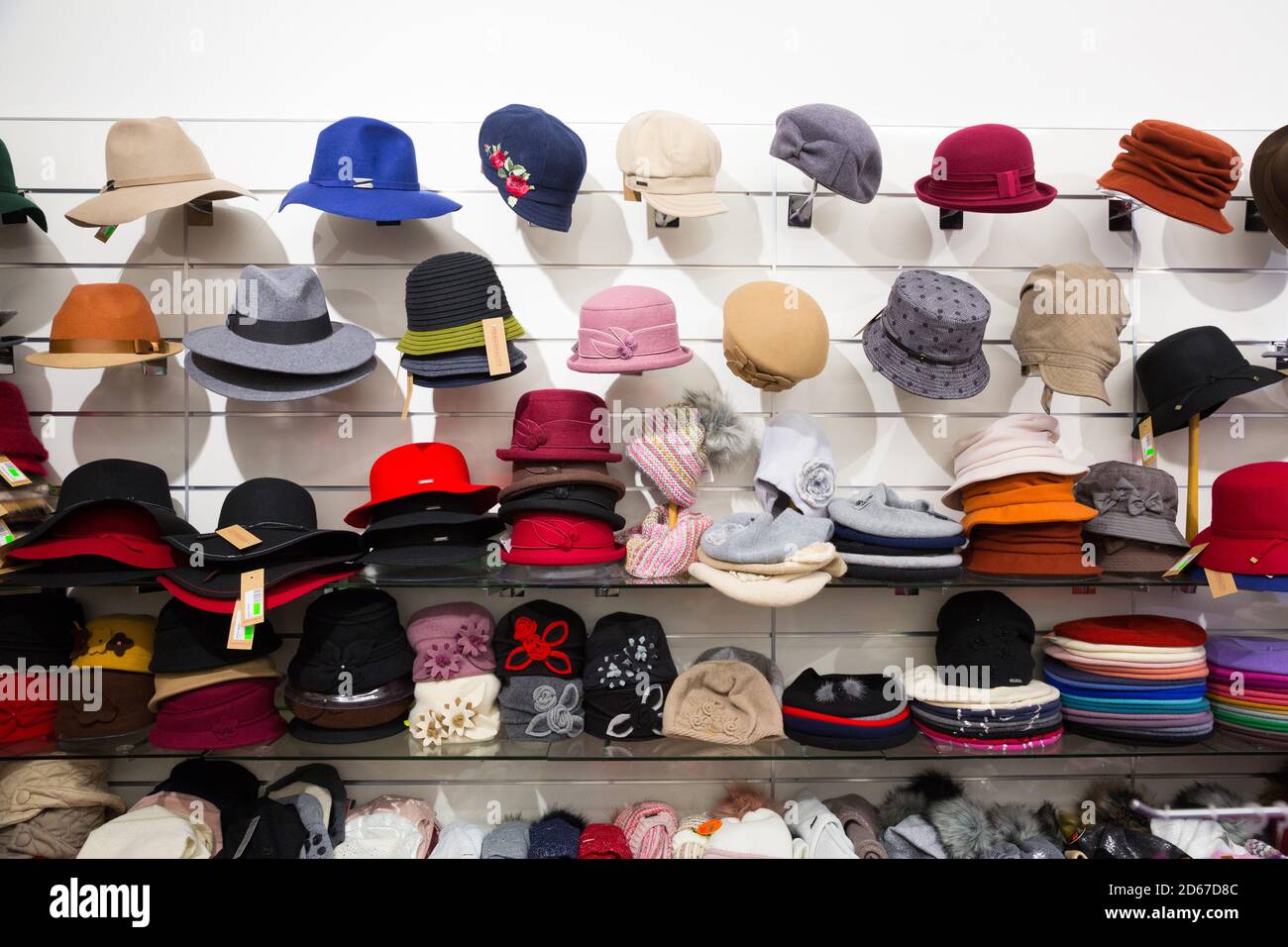 Magasin de chapeaux Banque de photographies et d'images à haute résolution  - Alamy