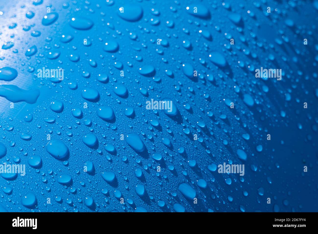 Gros plan d'un tuyau bleu avec des gouttelettes de condensation d'eau Banque D'Images