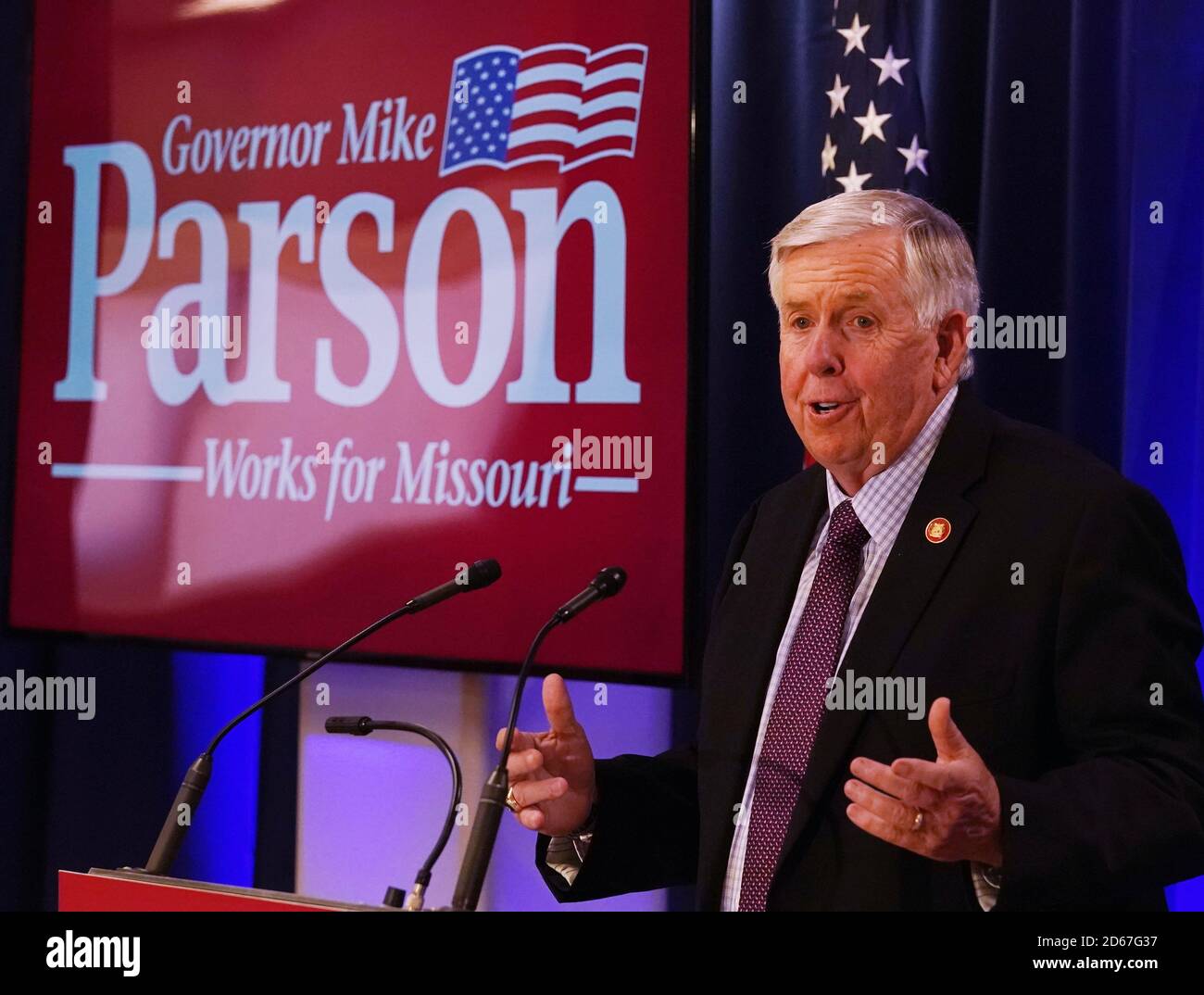 St. Louis, États-Unis. 14 octobre 2020. Le gouverneur du Missouri, Mike Parson, fait ses remarques après une table ronde avec les personnes touchées par le crime, à St. Louis, le 14 octobre 2020. Neuf policiers de Saint-Louis ont été abattus depuis le 1er juin et Saint-Louis aura environ 240 homicides en 2020, le plus élevé depuis 25 ans. Photo par Bill Greenblatt/UPI crédit: UPI/Alay Live News Banque D'Images