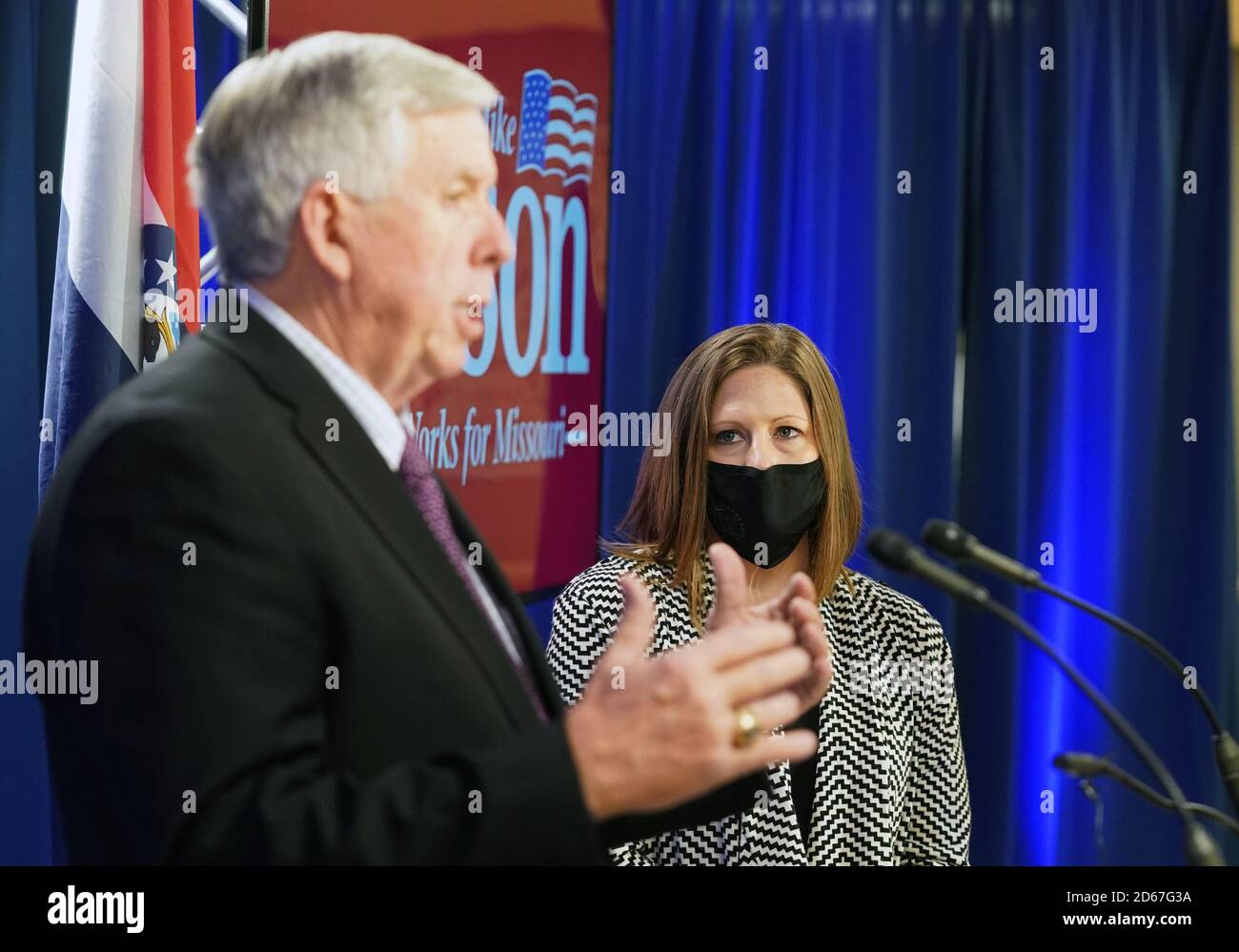 St. Louis, États-Unis. 14 octobre 2020. Le gouverneur du Missouri, Mike Parson, fait des remarques en tant que trésorière de campagne, Rachel Lightfoot, se tient près d'expliquer comment son mari a été tué dans l'exercice de ses fonctions en tant que comté de Polk, adjoint de Sheriff du Missouri, à la suite d'une réunion avec les personnes touchées par le crime, à St. Louis, le 14 octobre 2020. Neuf policiers de Saint-Louis ont été abattus depuis le 1er juin et Saint-Louis aura environ 240 homicides en 2020, le plus élevé depuis 25 ans. Photo par Bill Greenblatt/UPI crédit: UPI/Alay Live News Banque D'Images