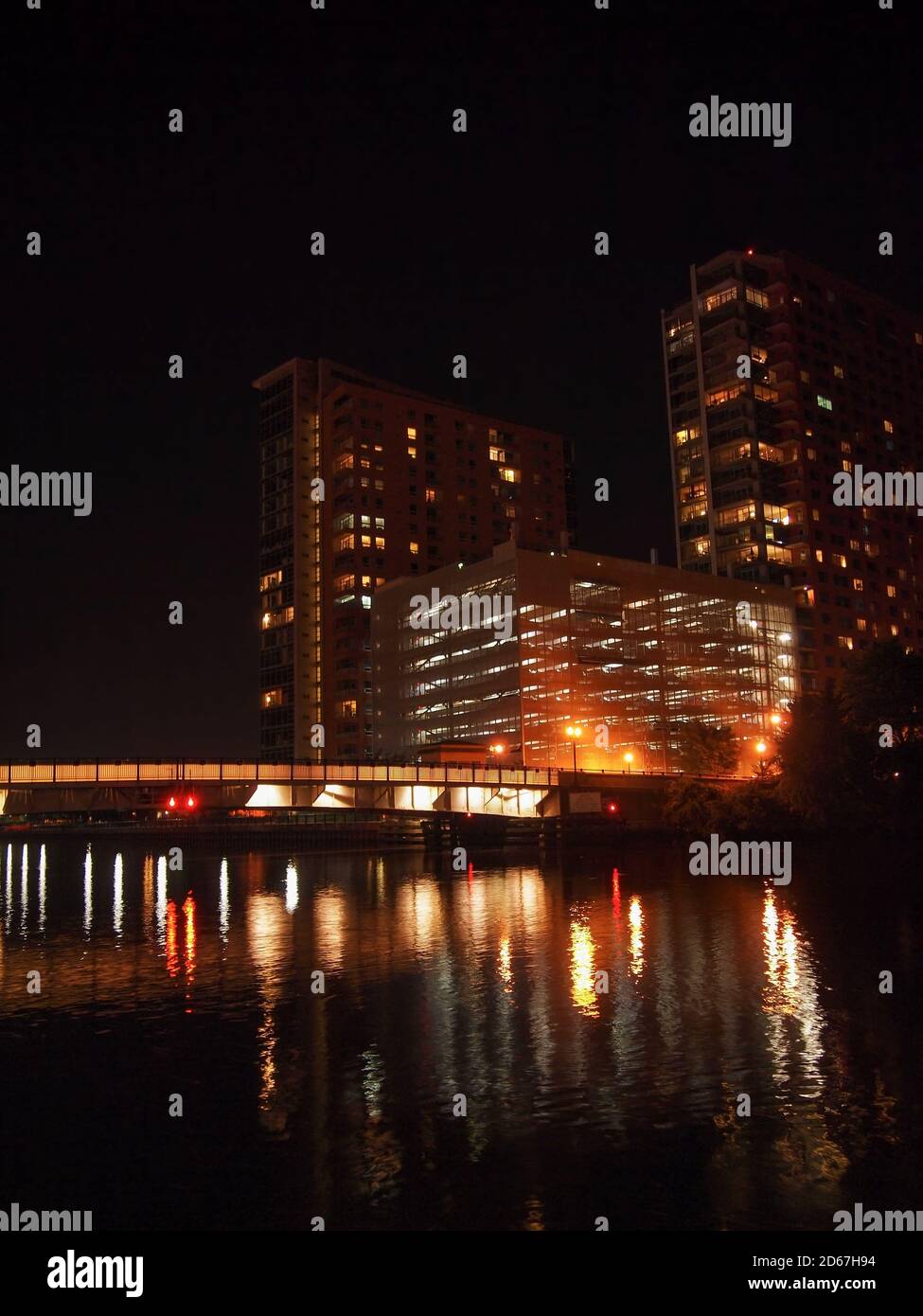Une partie du secteur riverain récemment rénové de Wilmington, Delaware, dans le comté de New Castle, photographiée verticalement, la nuit avec un bui éclairé Banque D'Images