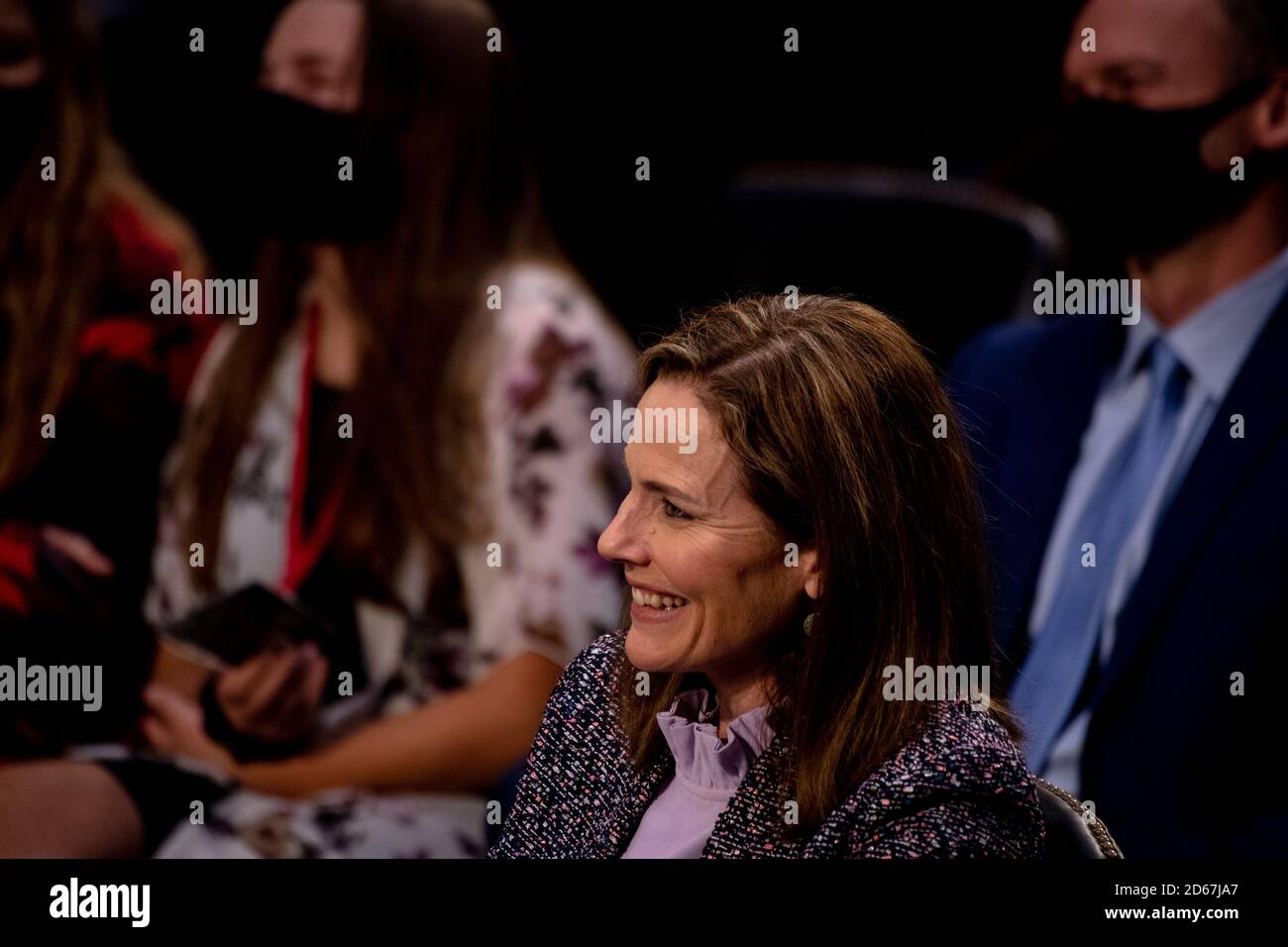 Washington, États-Unis d'Amérique. 14 octobre 2020. La juge Amy Coney Barrett écoute, le troisième jour de ses audiences, à titre de juge associée de la Cour suprême, en remplacement de feu Ruth Bader Ginsburg devant la Commission du Sénat américain sur la magistrature à Capitol Hill, Washington, DC, le mercredi 14 octobre 2020.Credit: Hilary Swift/Pool via CNP | usage dans le monde crédit : dpa/Alay Live News Banque D'Images