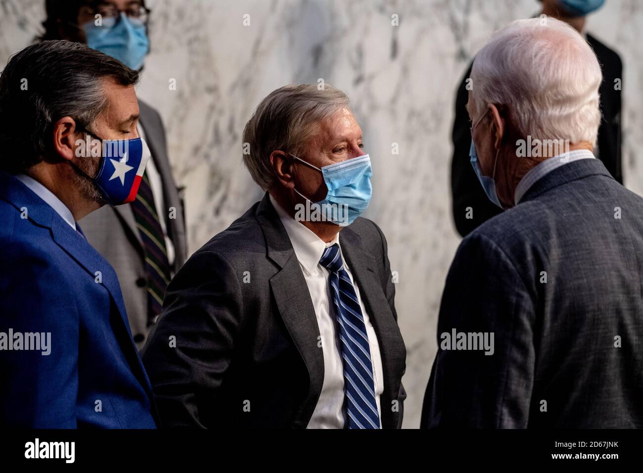 De gauche à droite, le sénateur américain Ted Cruz (républicain du Texas), le sénateur américain Lindsey Graham (républicaine de la Caroline du Sud), le président de la Commission judiciaire du Sénat américain et le sénateur américain John Cornyn (républicain du Texas) Une pause après que tous les microphones ont cessé de fonctionner de manière inattendue au cours du troisième jour des audiences de confirmation de la juge Amy Coney Barrett pour être juge associé de la Cour suprême en remplacement de feu Ruth Bader Ginsburg devant la Commission du Sénat américain sur la magistrature à Capitol Hill in Washington, DC le mercredi 14 octobre 2020.Credit: Hilary Swift/Pool via CNP | utag Banque D'Images