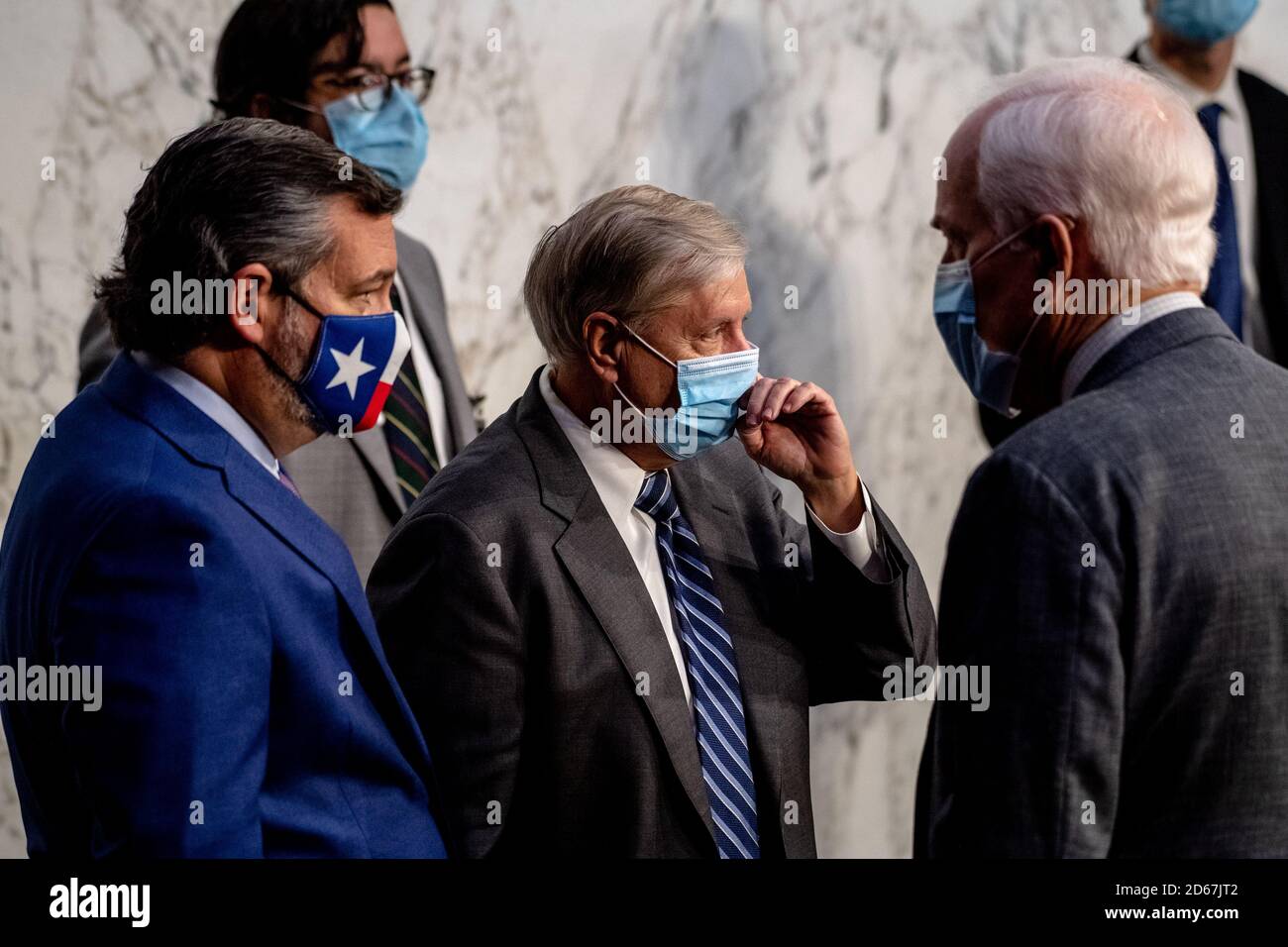 De gauche à droite, le sénateur américain Ted Cruz (républicain du Texas), le sénateur américain Lindsey Graham (républicaine de la Caroline du Sud), le président de la Commission judiciaire du Sénat américain et le sénateur américain John Cornyn (républicain du Texas) Une pause après que tous les microphones ont cessé de fonctionner de manière inattendue au cours du troisième jour des audiences de confirmation de la juge Amy Coney Barrett pour être juge associé de la Cour suprême en remplacement de feu Ruth Bader Ginsburg devant la Commission du Sénat américain sur la magistrature à Capitol Hill in Washington, DC le mercredi 14 octobre 2020.Credit: Hilary Swift/Pool via CNP | utag Banque D'Images