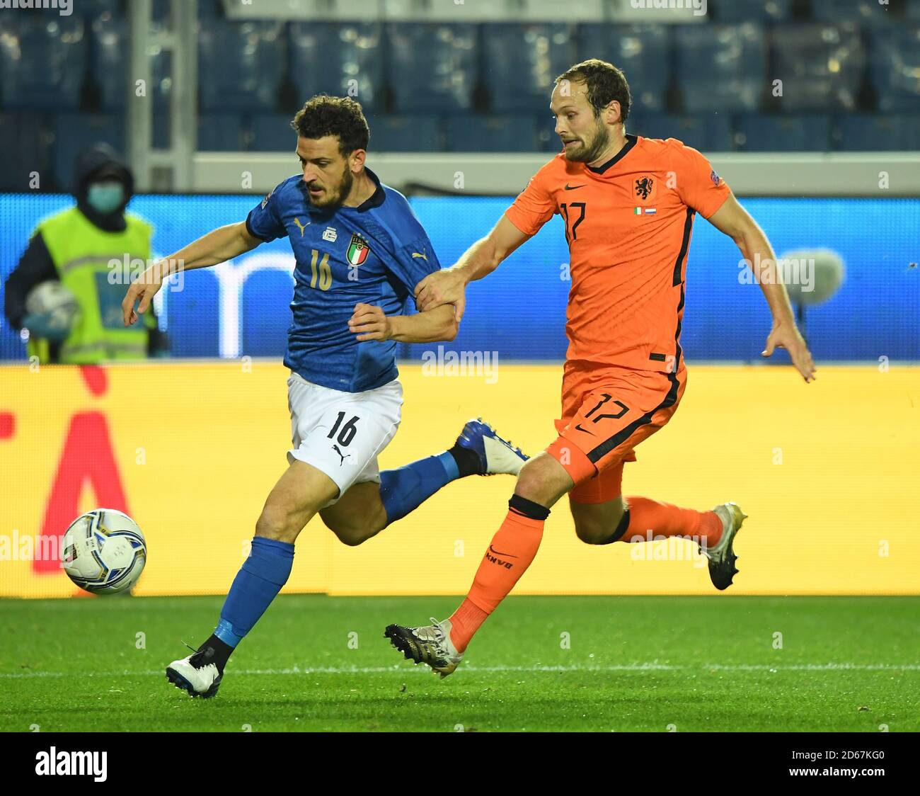 Bergame, Italie. 14 octobre 2020. Alessandro Florenzi (L) d'Italie rivalise avec Daley Blind des pays-Bas lors de leur match de football de la Ligue des Nations de l'UEFA à Bergame, en Italie, le 14 octobre 2020. Crédit: Alberto Lingria/Xinhua/Alay Live News Banque D'Images