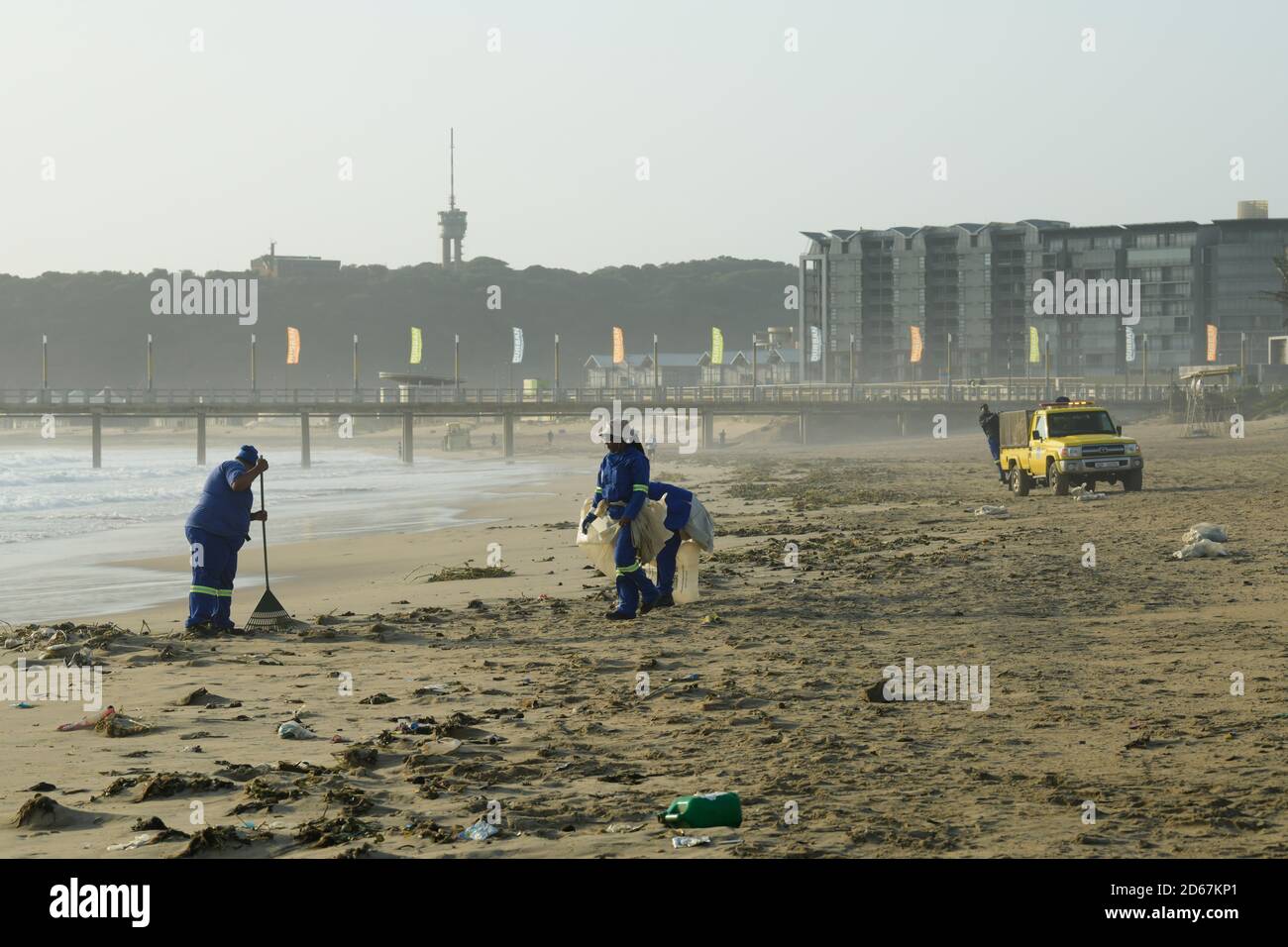 Les travailleurs de l'assainissement nettoient la pollution plastique sur la plage, Durban, KwaZulu-Natal, Afrique du Sud, gestion des déchets, les gens qui travaillent, nettoyage côtier Banque D'Images