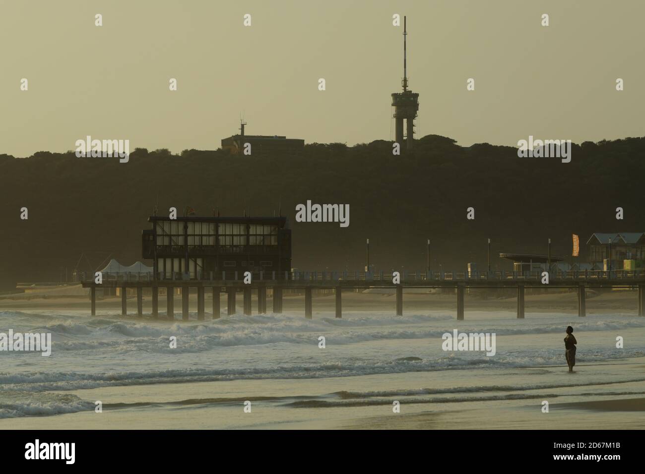 Paysage minimal, jetée d'Ushaka sur la promenade du front de mer de Golden Mile, plages de Durban, Afrique du Sud, tôt le matin, atmosphère, humeur, paysage marin Banque D'Images