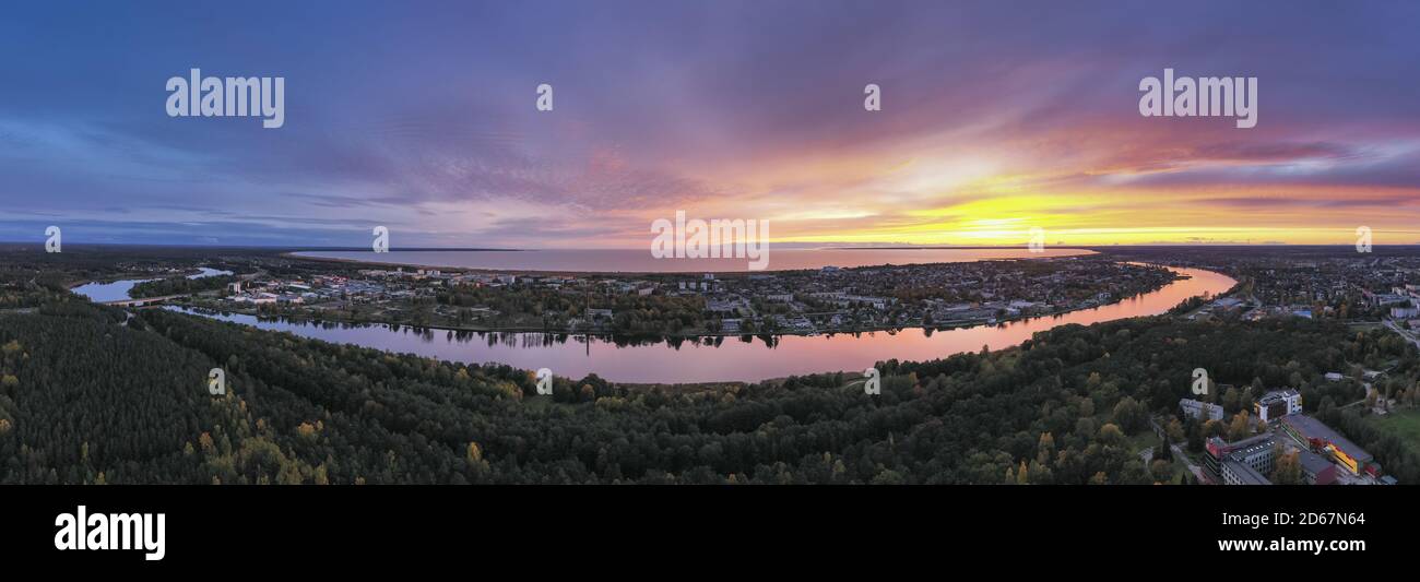 Panorama de la ville côtière avec le magnifique coucher de soleil arrière-plan Banque D'Images