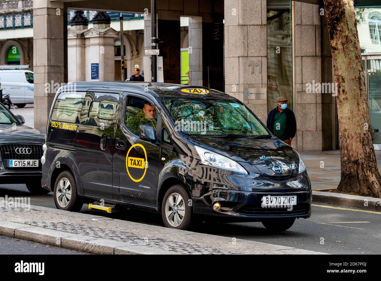 Londres, Royaume-Uni. 14 octobre 2020. Le premier taxi électrique de Londres depuis le taxi Bersey à la fin des années 1890.le véhicule basé sur le monospace e-NV200 d'Evalia de Nissan est le premier à être approuvé par transport à Londres comme « chariot Hackney » et a été adapté pour être entièrement accessible aux fauteuils roulants tout en ayant la possibilité de le transporter cinq passagers. Le travail de conversion a été effectué au QG de Dynamo Coventry. Crédit : SOPA Images Limited/Alamy Live News Banque D'Images