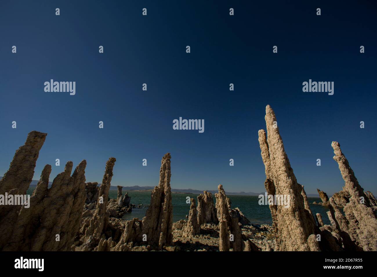 12 juin 2014, Lee Vining, Californie, États-Unis : colonnes de tufa calcaire à South Tufa, Lac Mono près de Lee Vining. Le lac mono est un grand lac de soude saline peu profond dans le comté de Mono, en Californie, formé il y a au moins 760,000 ans comme lac terminal dans un bassin endorheic. L'absence de sortie entraîne l'accumulation de sels dans le lac. Ces sels font aussi alcalin l'eau du lac. Ce lac désertique possède un écosystème exceptionnellement productif basé sur les crevettes saumures qui prospèrent dans ses eaux, et fournit un habitat de nidification critique pour deux millions d'oiseaux migrateurs annuels qui se nourrissent des crevettes et de la limace Banque D'Images