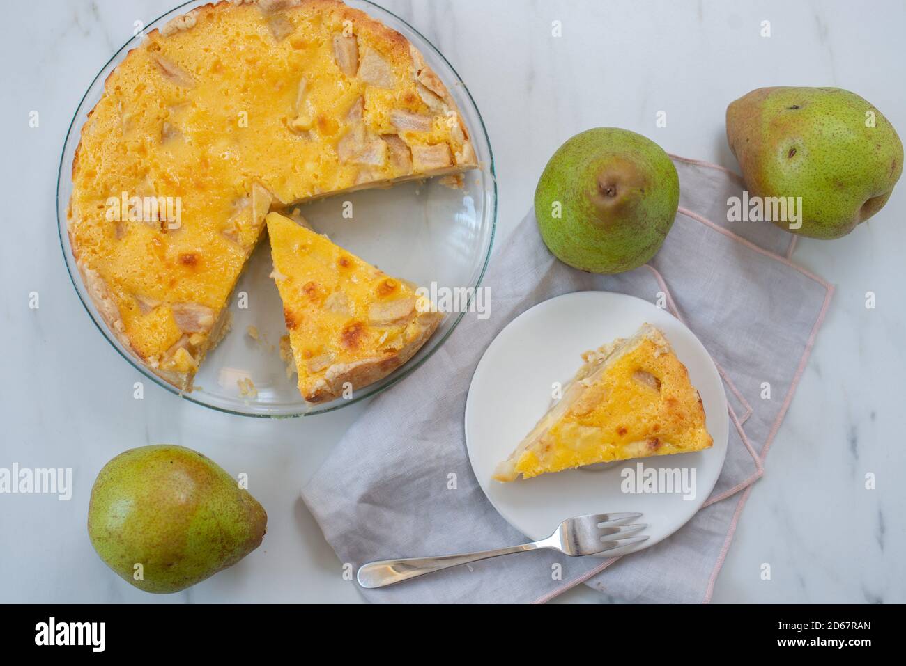 tarte douce à la vanille maison sur une table Banque D'Images