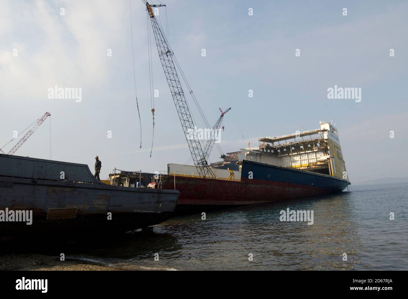 Une vue des chantiers de démolition de navires d'Aliaga.le recyclage de navires en Turquie est effectué dans une zone industrielle appartenant à l'État et louée à des entreprises privées. Les affaires sont en plein essor dans les chantiers de démolition de bateaux d'Alia?a près de la ville turque d'Izmir. Les chantiers de démolition controversés, qui ont des antécédents de sécurité médiocre et d'accidents industriels, sont en train de voir leur commerce se transformer en raison de la pandémie mondiale de Covid19 qui touche l'industrie des navires de croisière. Banque D'Images