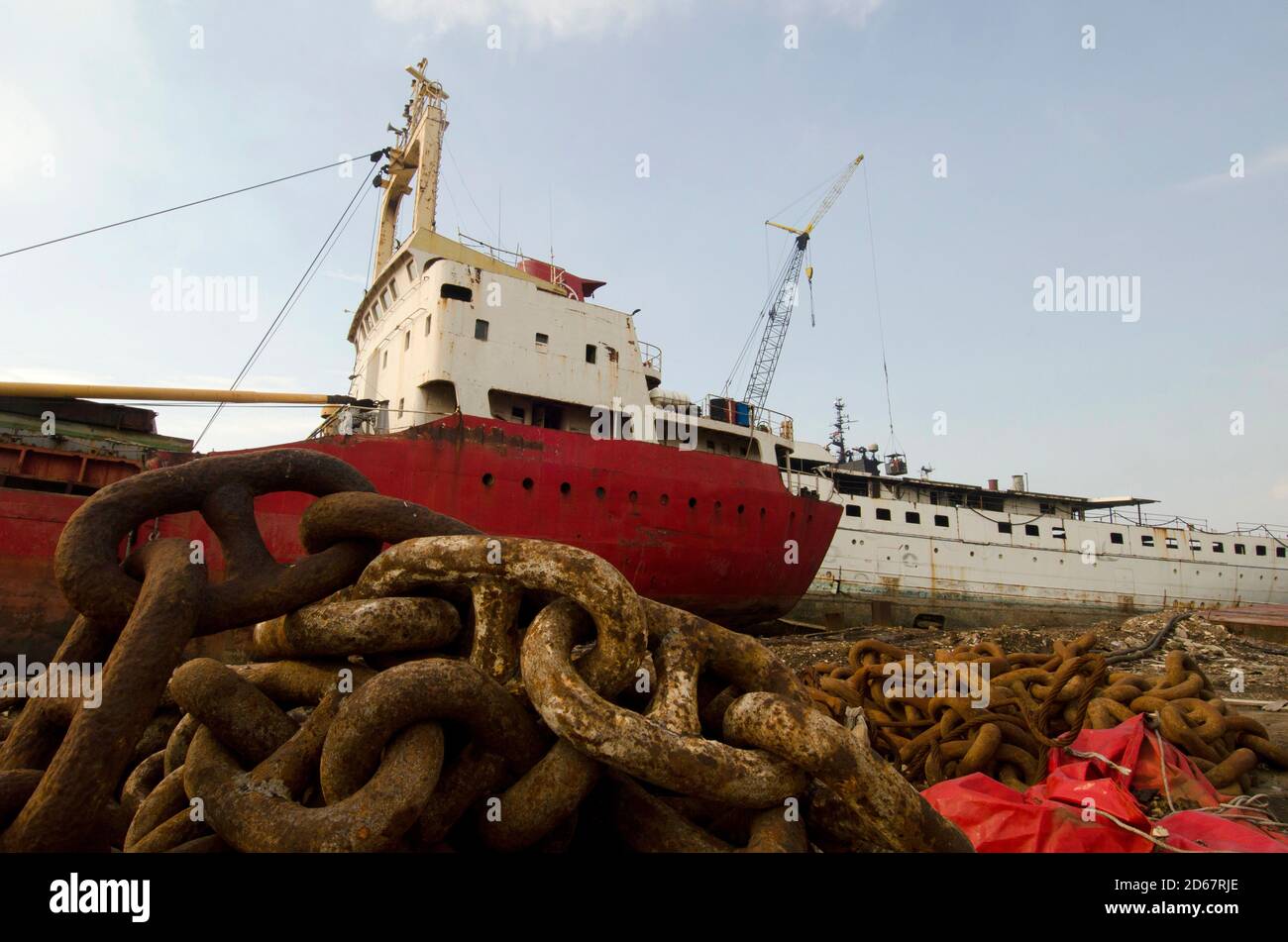 Une vue des chantiers de démolition de navires d'Aliaga.le recyclage de navires en Turquie est effectué dans une zone industrielle appartenant à l'État et louée à des entreprises privées. Les affaires sont en plein essor dans les chantiers de démolition de bateaux d'Alia?a près de la ville turque d'Izmir. Les chantiers de démolition controversés, qui ont des antécédents de sécurité médiocre et d'accidents industriels, sont en train de voir leur commerce se transformer en raison de la pandémie mondiale de Covid19 qui touche l'industrie des navires de croisière. Banque D'Images