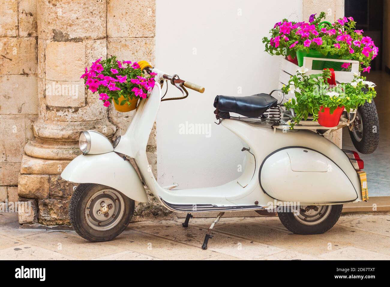 Martina Franca, Puglia, Italie - 05/31/2018 - UN scooter Vespa décoratif  avec des fleurs devant un magasin dans la vieille ville Photo Stock - Alamy