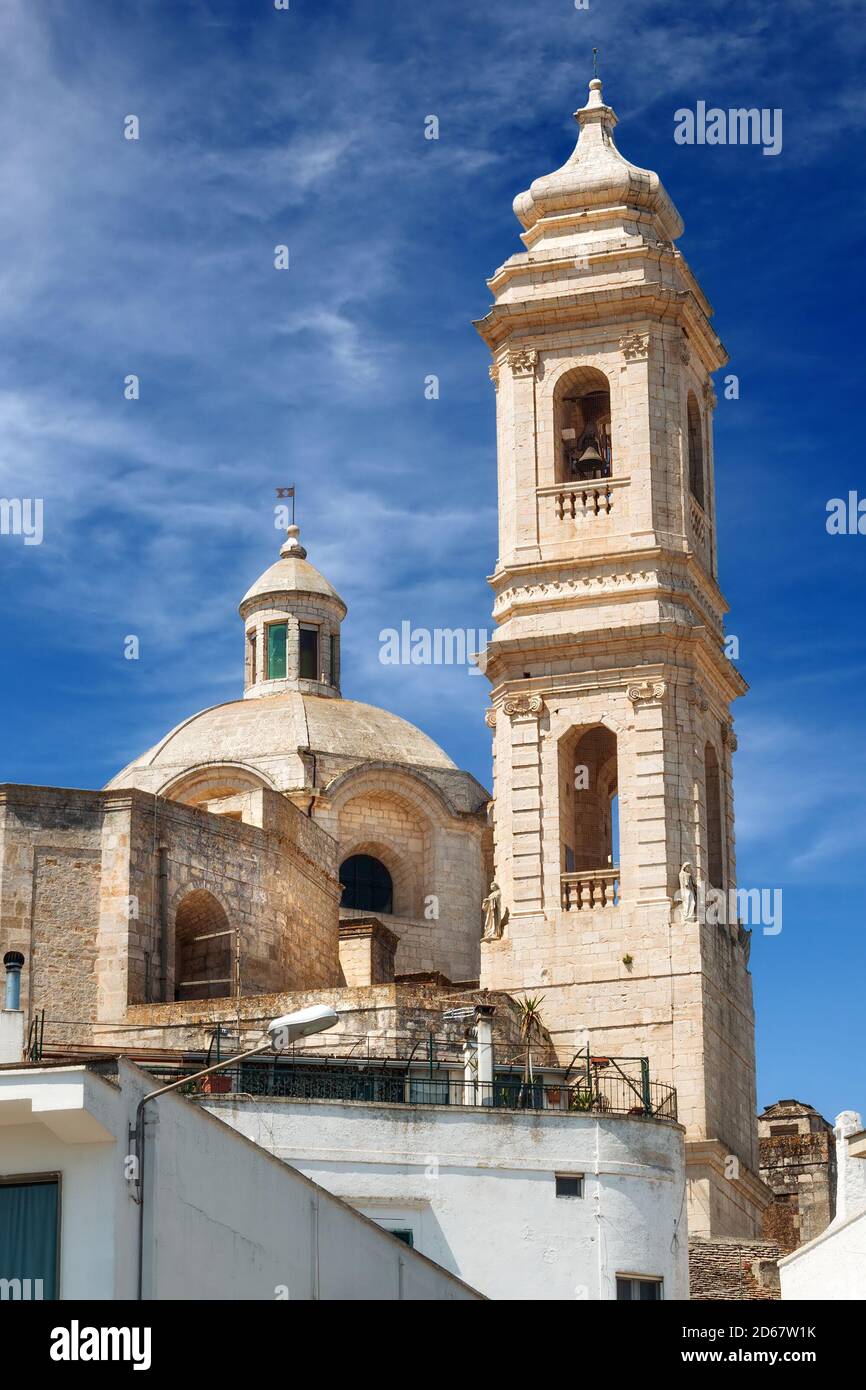 Dôme et clocher de Chiesa Madre di San Giorgio (église mère de Saint-Georges le Martyr) à Locorotondo, Puglia, Italie Banque D'Images