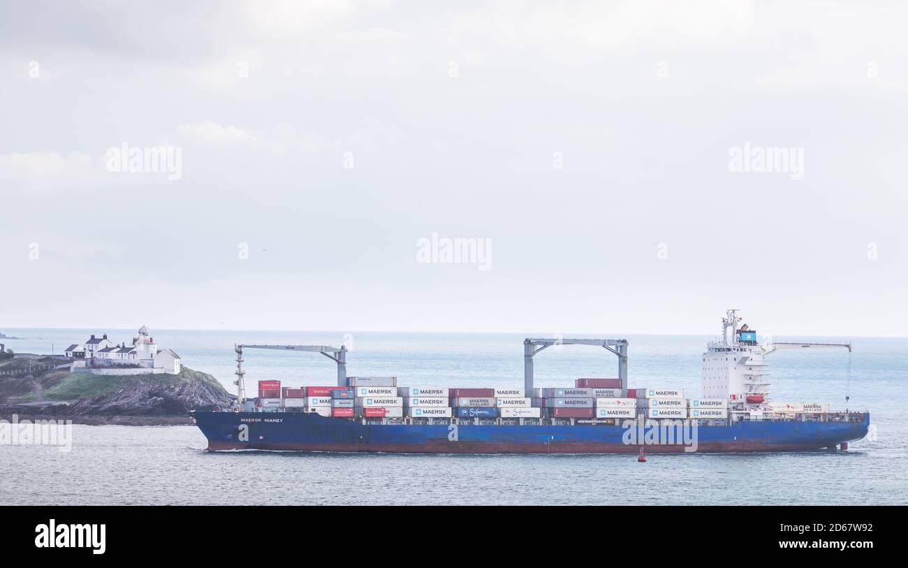 Roches point, Cork, Irlande. 14 octobre 2020. Le bateau à conteneurs Maersk Niamey passe devant le point de roches lorsqu'elle arrive dans le port de Cork pour recueillir des conteneurs destinés à l'exportation vers Tilbury, au Royaume-Uni. Avec les pourparlers en cours sur le Brexit entre l'UE et le Royaume-Uni au sujet d'un accord de libre-échange, il y a une incertitude parmi les exportateurs quant aux effets d'un scénario de non-accord sur leurs affaires. - Credit David Creedon / Alamy Live News Banque D'Images