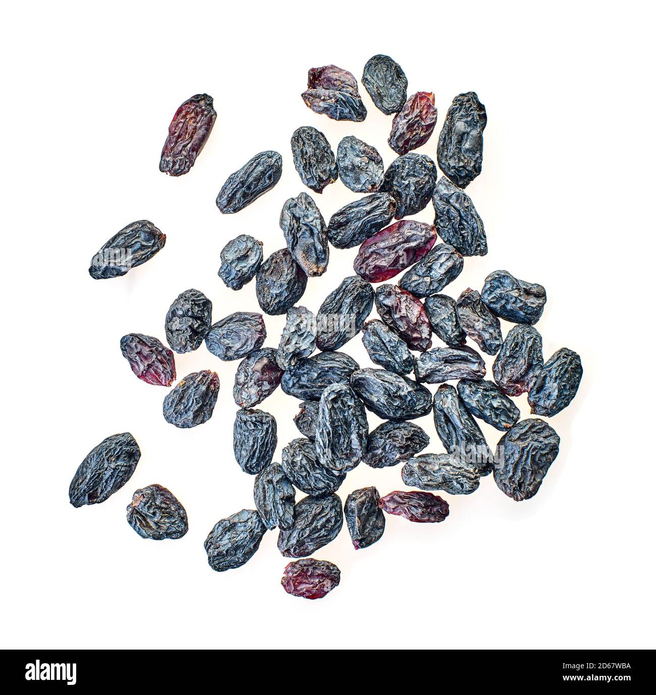 raisins secs avec passe-cheveux sur fond blanc isolé Banque D'Images