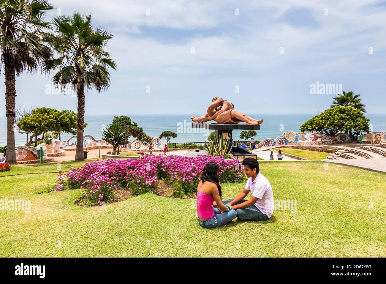 Jeune couple, et la statue d'El Beso, la statue de Kiss, Parc d'Amour, Parque del Amor, Océan Atrantique, Miraflores, Lima, Pérou, Amérique du Sud Banque D'Images