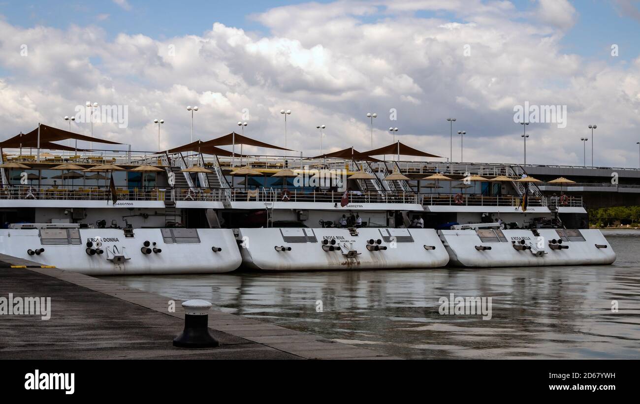 VIENNE, AUTRICHE - 15 JUILLET 2019: A'Rosa River navires de croisière amarrés au port fluvial - les navires sont les A'Rosa Dona, A'Rosa Riva et A'Rosa Bella Banque D'Images
