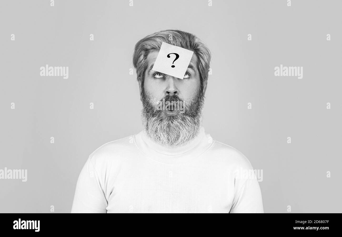Penser homme barbu avec point d'interrogation sur fond bleu. Homme avec un point d'interrogation sur le front regardant vers le haut. Notes papier avec points d'interrogation. Homme de barbe Banque D'Images Penser homme barbu avec point d'interrogation sur fond bleu. Homme avec un point d'interrogation sur le front regardant vers le haut. Notes papier avec points d'interrogation. Homme de barbe Banque D'Images